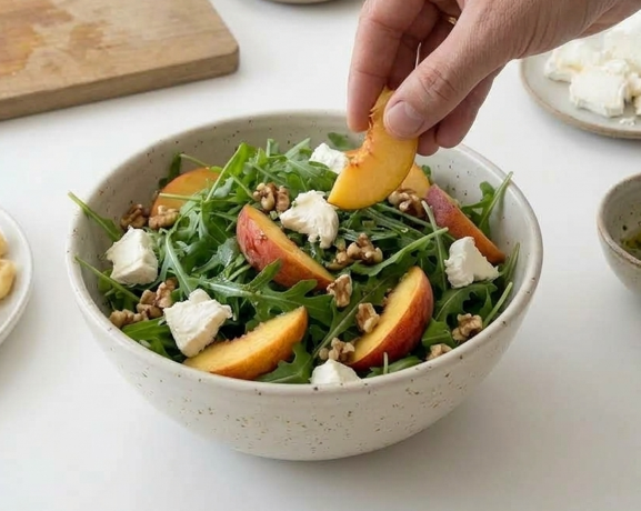 Ensalada de ñoquis crujientes con melocotón, queso de cabra y nueces