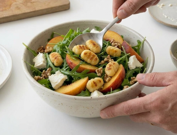 Ensalada de ñoquis crujientes con melocotón, queso de cabra y nueces