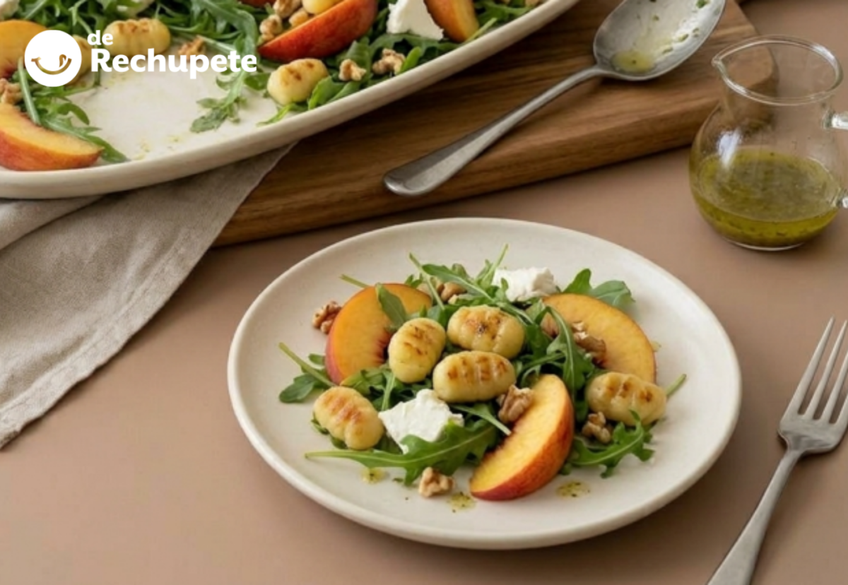 Ensalada de ñoquis crujientes con melocotón, queso de cabra y nueces