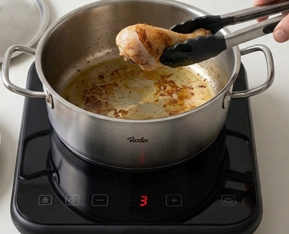 Guiso de pollo con patatas, con salsa melosa sin harina