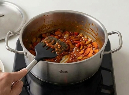 Guiso de pollo con patatas, con salsa melosa sin harina