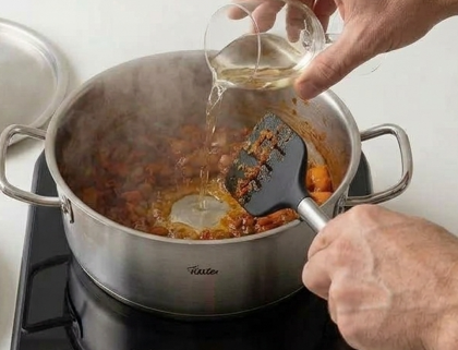 Guiso de pollo con patatas, con salsa melosa sin harina