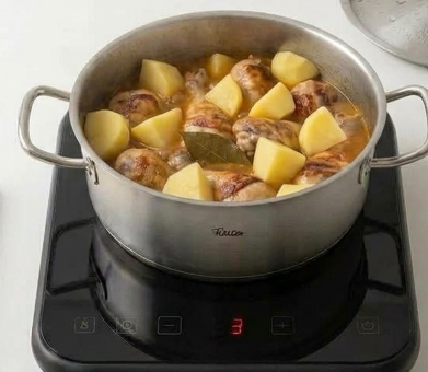 Guiso de pollo con patatas, con salsa melosa sin harina