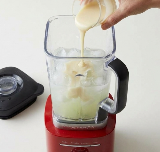 Limonada brasileña o limonada suíça, cremosa con lima y leche condensada