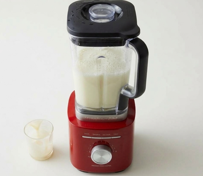 Limonada brasileña o limonada suíça, cremosa con lima y leche condensada
