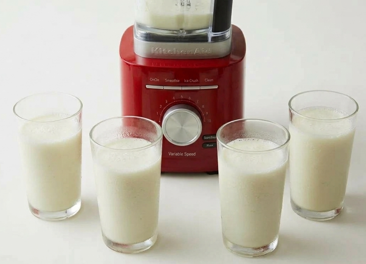 Limonada brasileña o limonada suíça, cremosa con lima y leche condensada