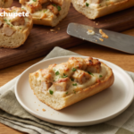 Pan de ajo con pollo Alfredo, crujiente por debajo y cremoso por encima