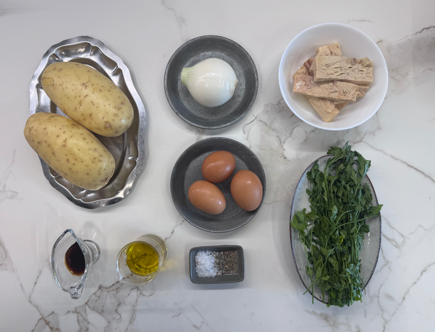 Patatas aliñadas con cebolla, perejil y bonito en olla exprés. Receta fácil y rápida