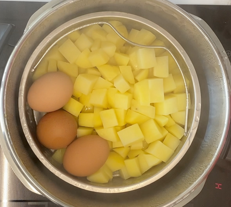 Patatas aliñadas con cebolla, perejil y bonito en olla exprés. Receta fácil y rápida