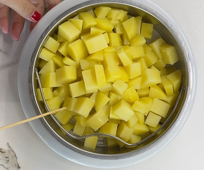 Patatas aliñadas con cebolla, perejil y bonito en olla exprés. Receta fácil y rápida
