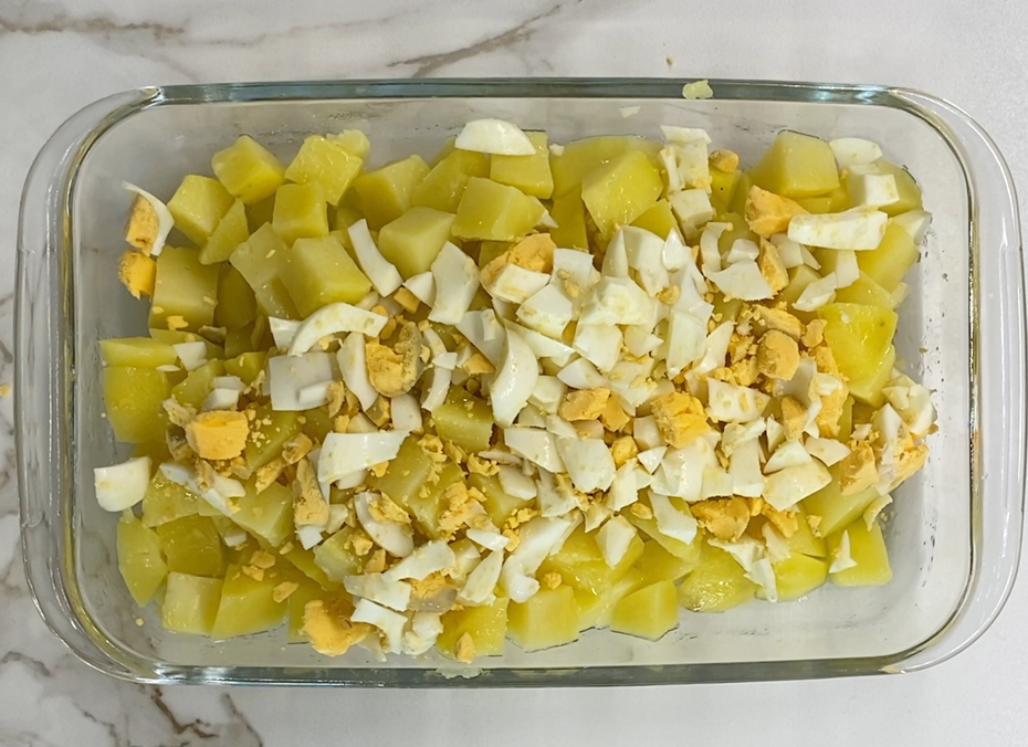 Patatas aliñadas con cebolla, perejil y bonito en olla exprés. Receta fácil y rápida
