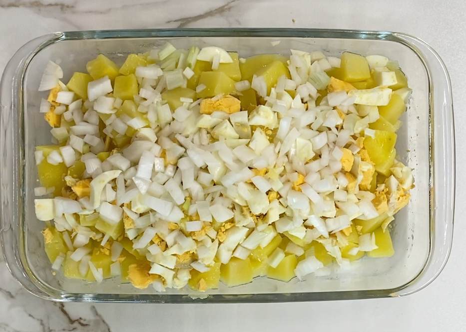 Patatas aliñadas con cebolla, perejil y bonito en olla exprés. Receta fácil y rápida