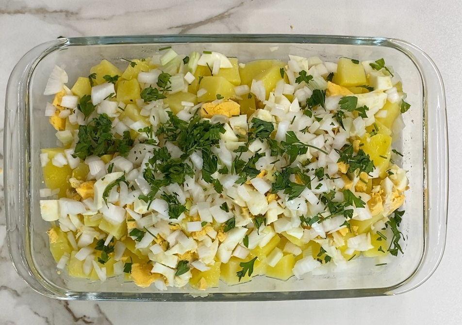 Patatas aliñadas con cebolla, perejil y bonito en olla exprés. Receta fácil y rápida