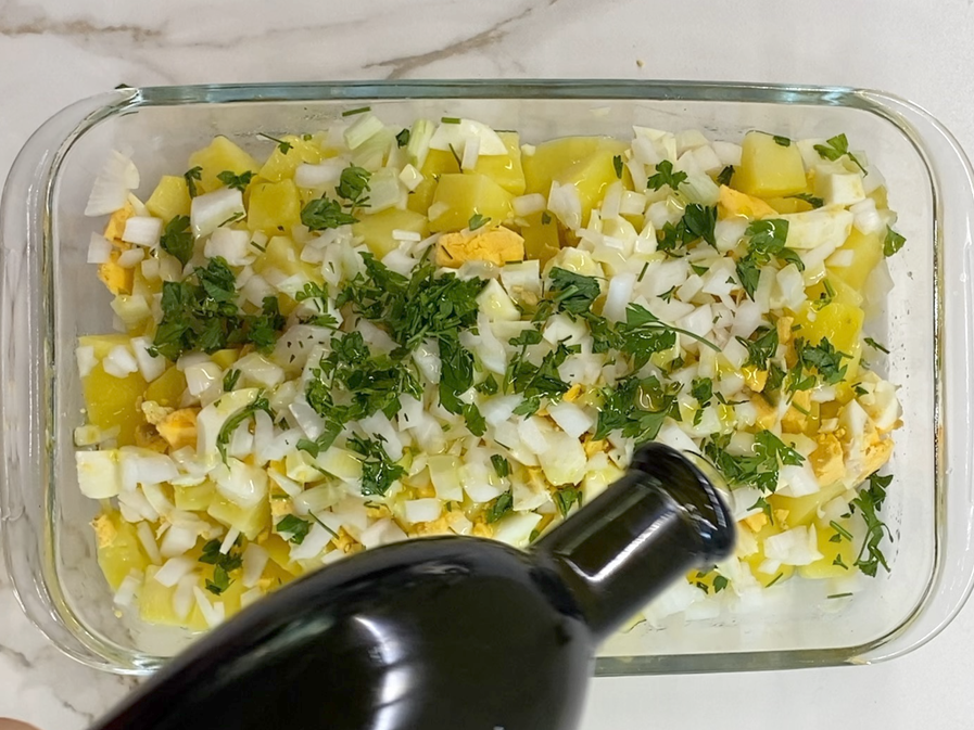 Patatas aliñadas con cebolla, perejil y bonito en olla exprés. Receta fácil y rápida