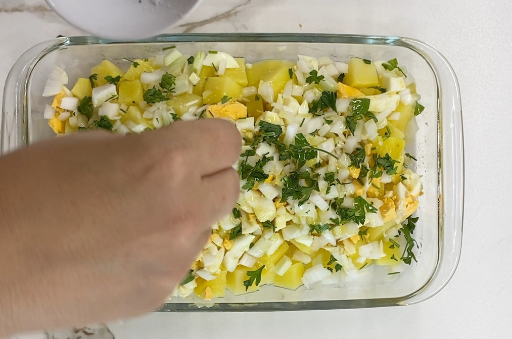 Patatas aliñadas con cebolla, perejil y bonito en olla exprés. Receta fácil y rápida
