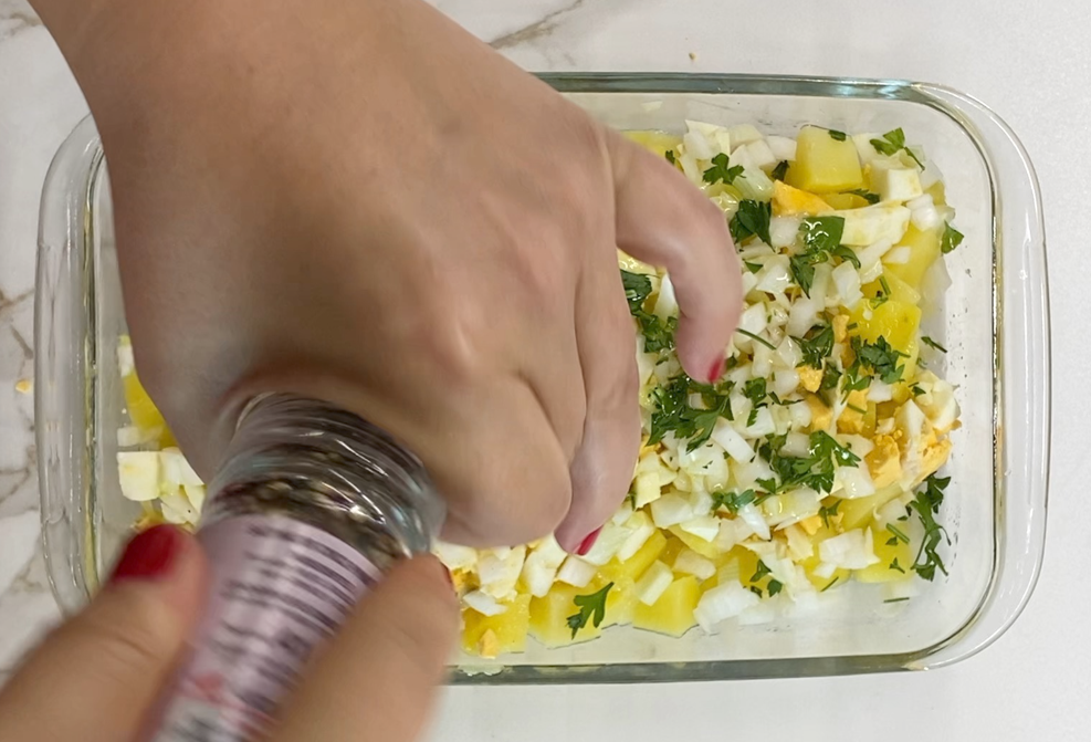 Patatas aliñadas con cebolla, perejil y bonito en olla exprés. Receta fácil y rápida