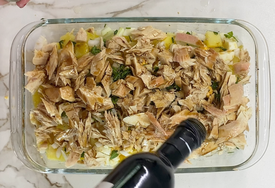 Patatas aliñadas con cebolla, perejil y bonito en olla exprés. Receta fácil y rápida