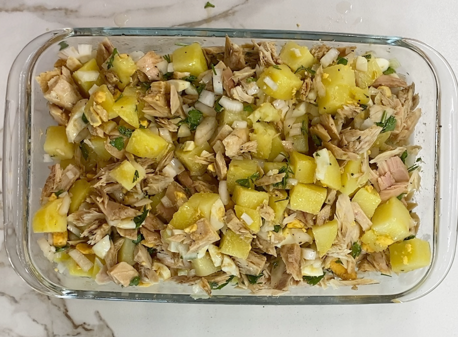 Patatas aliñadas con cebolla, perejil y bonito en olla exprés. Receta fácil y rápida