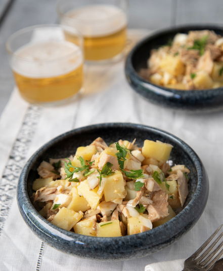 Patatas aliñadas con cebolla, perejil y bonito en olla exprés. Receta fácil y rápida
