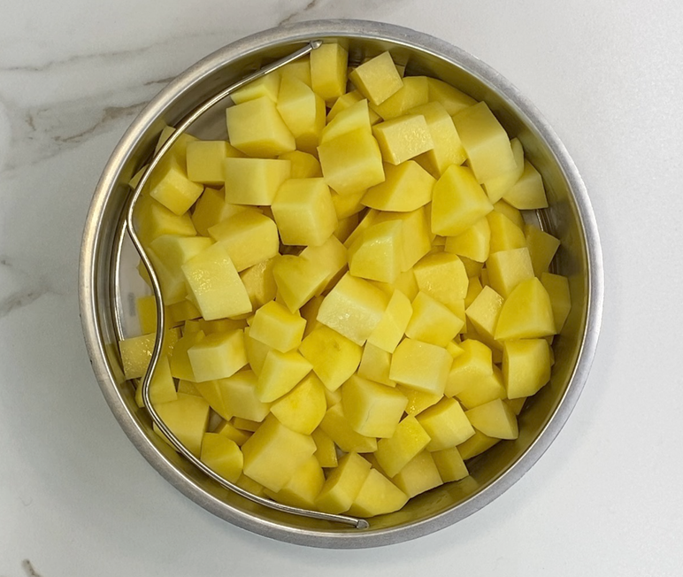 Patatas aliñadas con cebolla, perejil y bonito en olla exprés. Receta fácil y rápida