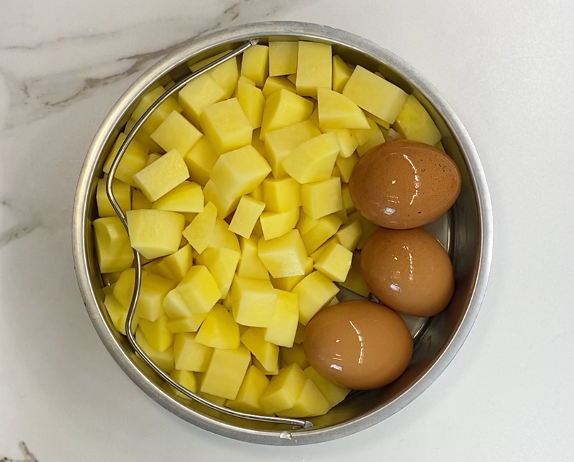 Patatas aliñadas con cebolla, perejil y bonito en olla exprés. Receta fácil y rápida