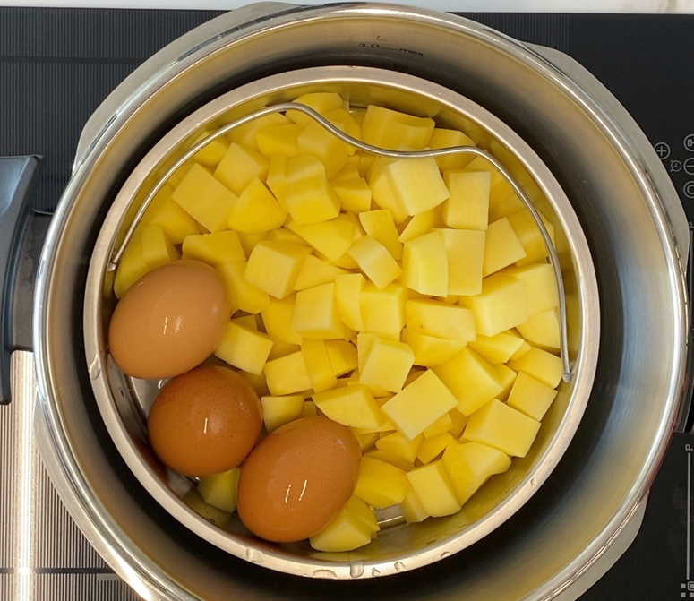 Patatas aliñadas con cebolla, perejil y bonito en olla exprés. Receta fácil y rápida