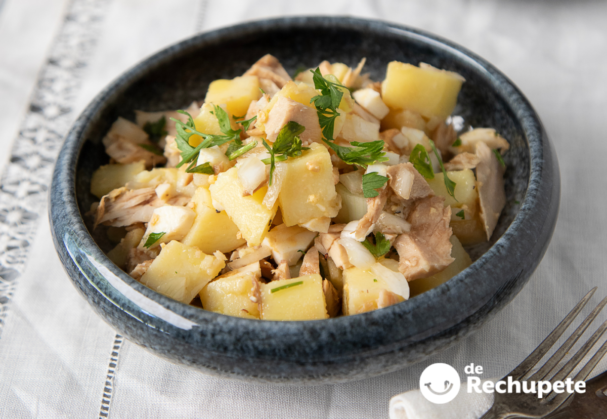 Patatas aliñadas con cebolla, perejil y bonito en olla exprés. Receta fácil y rápida