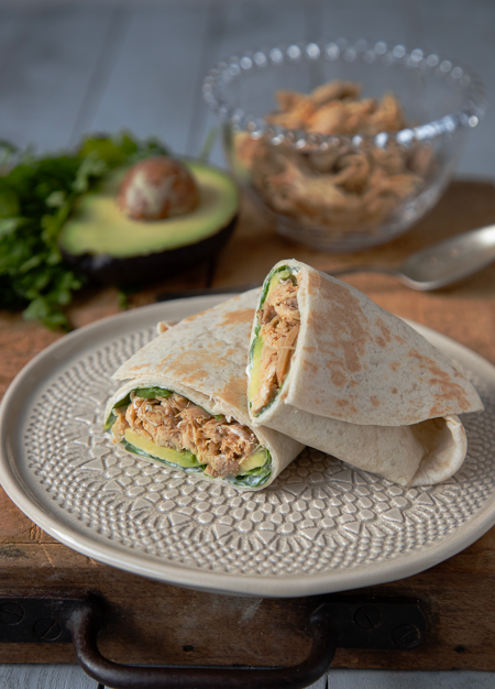 Pollo desmenuzado en olla exprés para wraps, ensaladas y bocadillos. Receta fácil y jugosa
