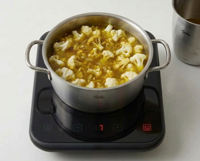 Sopa de coliflor especiada con leche de coco y ramilletes asados