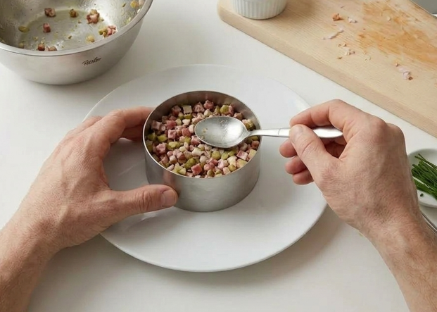 Tartar de fuet con encurtidos, mostaza y salsa Perrins