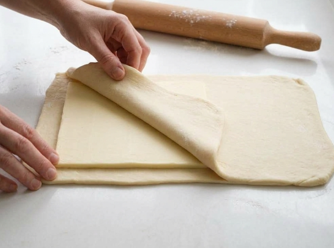 Xuxos de crema. Masa hojaldrada, frita y rellena de crema pastelera