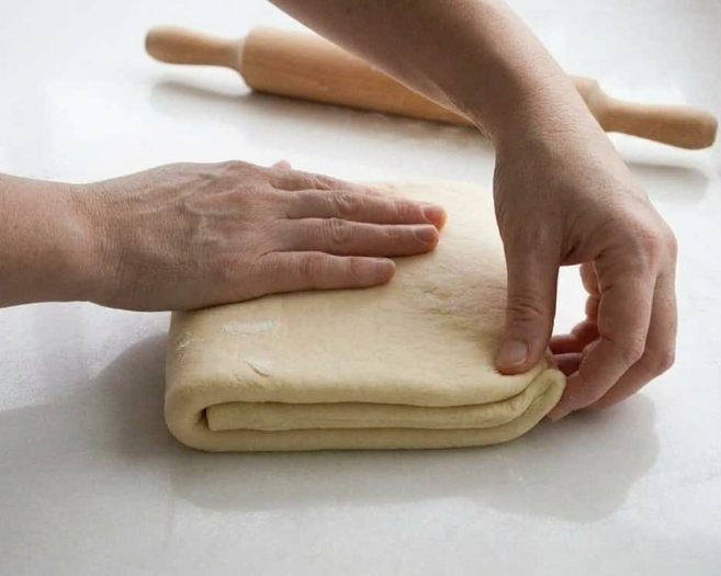 Xuxos de crema. Masa hojaldrada, frita y rellena de crema pastelera
