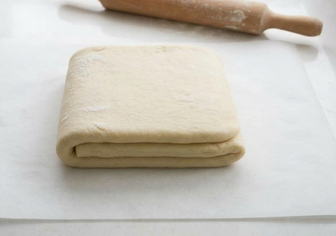 Xuxos de crema. Masa hojaldrada, frita y rellena de crema pastelera