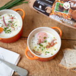 Huevos en cocotte con nata, queso y bacon. Receta fácil de huevos al horno
