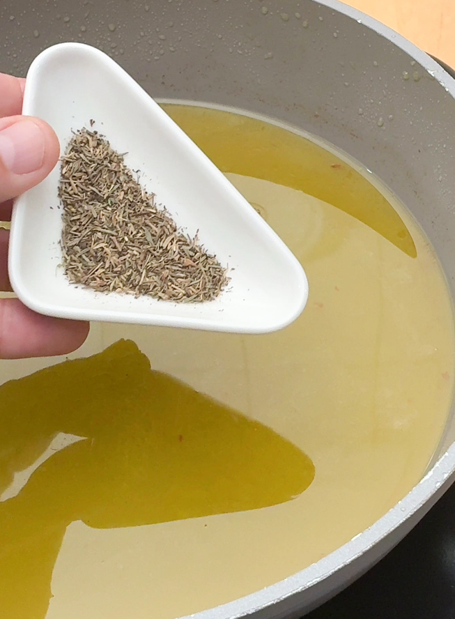 Lomo de cerdo al ajillo. Receta fácil y rápida, con una salsa para mojar pan