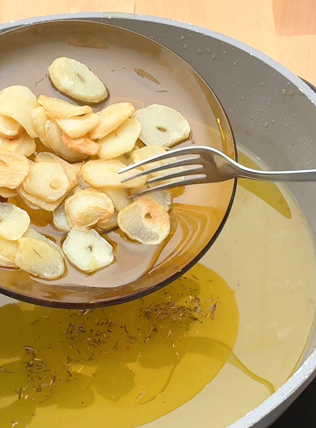 Lomo de cerdo al ajillo. Receta fácil y rápida, con una salsa para mojar pan