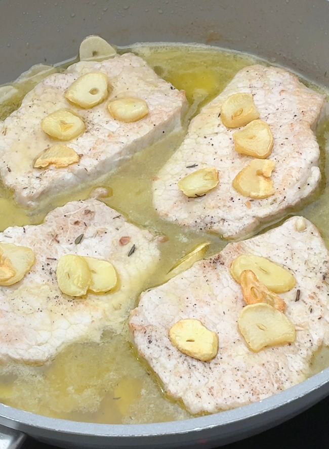 Lomo de cerdo al ajillo. Receta fácil y rápida, con una salsa para mojar pan