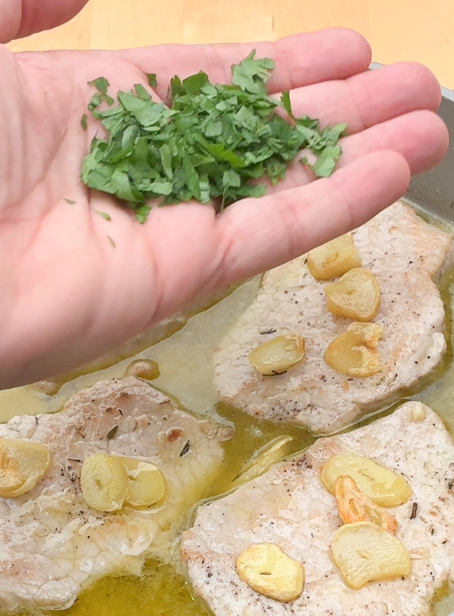 Lomo de cerdo al ajillo. Receta fácil y rápida, con una salsa para mojar pan