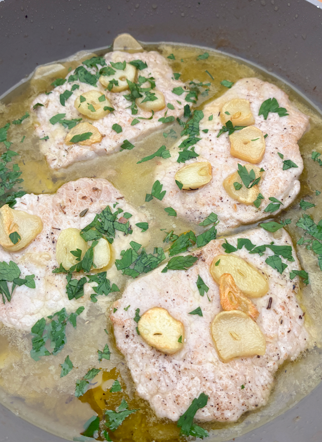 Lomo de cerdo al ajillo. Receta fácil y rápida, con una salsa para mojar pan