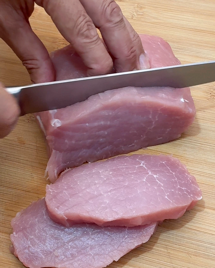 Lomo de cerdo al ajillo. Receta fácil y rápida, con una salsa para mojar pan