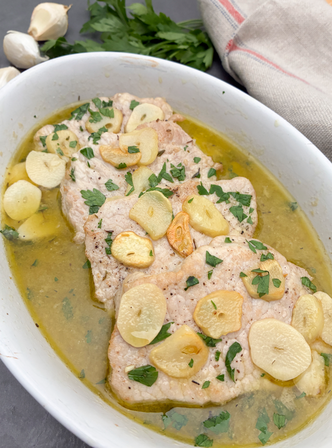 Lomo de cerdo al ajillo. Receta fácil y rápida, con una salsa para mojar pan