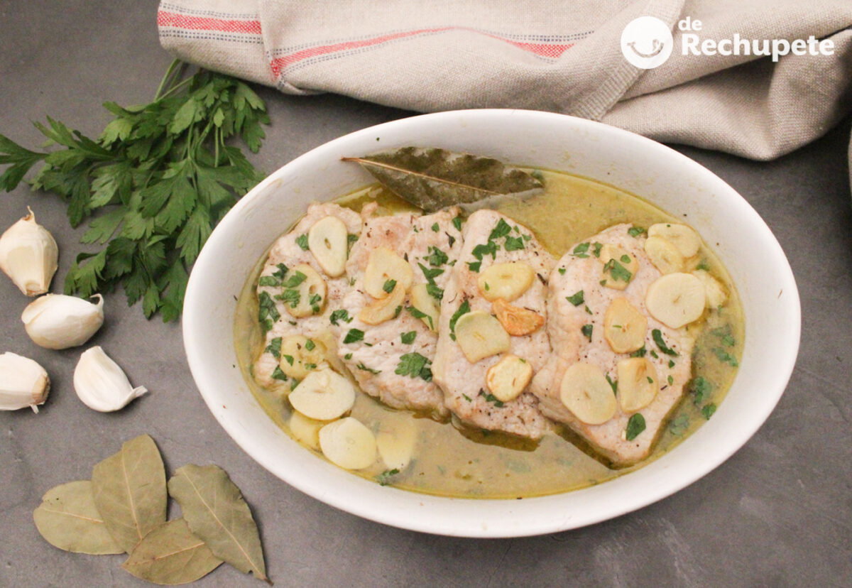 Lomo de cerdo al ajillo. Receta fácil y rápida en una sola sartén