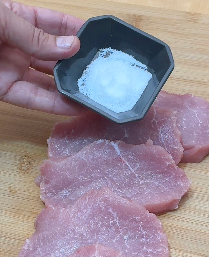 Lomo de cerdo al ajillo. Receta fácil y rápida, con una salsa para mojar pan