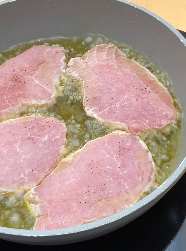 Lomo de cerdo al ajillo. Receta fácil y rápida, con una salsa para mojar pan