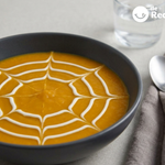Crema de calabaza con telaraña para Halloween