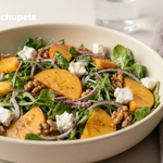 Ensalada de caqui, queso de cabra y nueces con vinagreta de mostaza