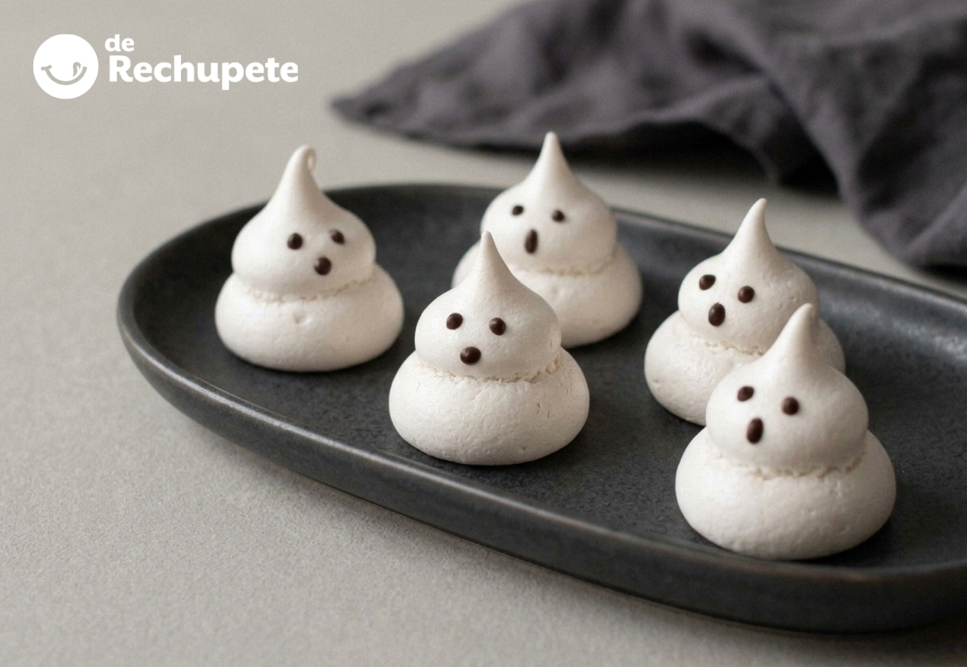 Fantasmas de merengue para Halloween, crujientes y con caras de chocolate