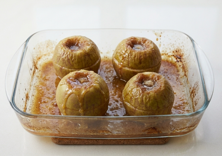 Manzanas asadas al horno con canela y mantequilla, tiernas y jugosas