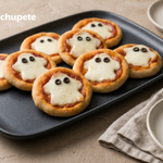 Mini pizzas fantasma para Halloween con mozzarella y aceitunas negras