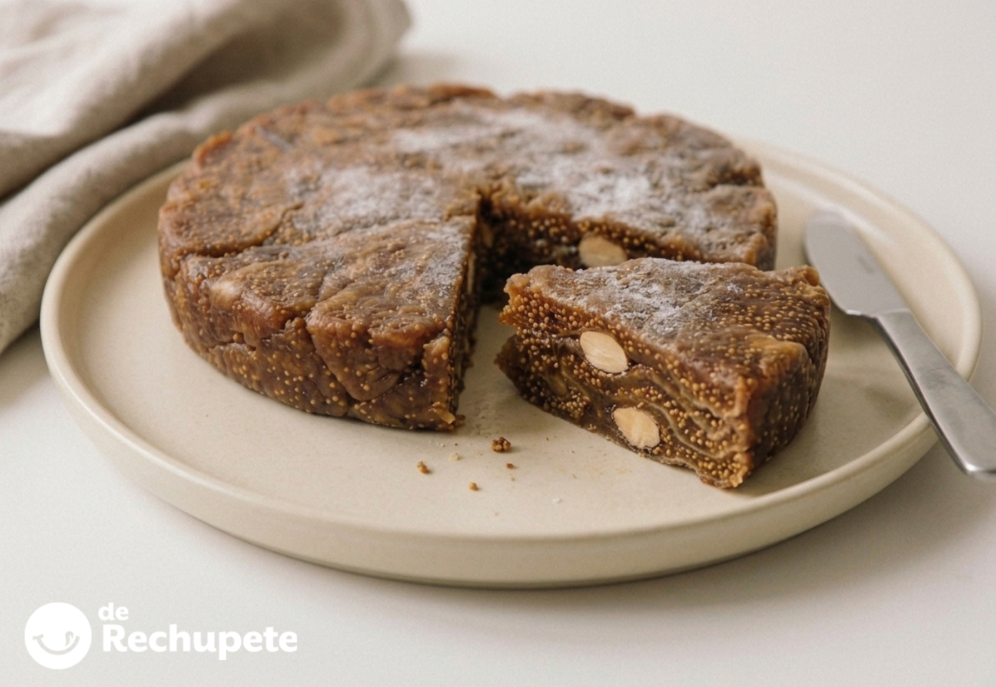 Pan de higo murciano, la torta prensada de higos secos y almendras